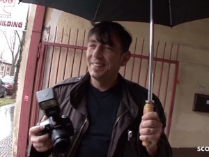 Deutsche Hausfrau bei echten Strassen