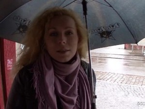 Deutsche Hausfrau bei echten Strassen